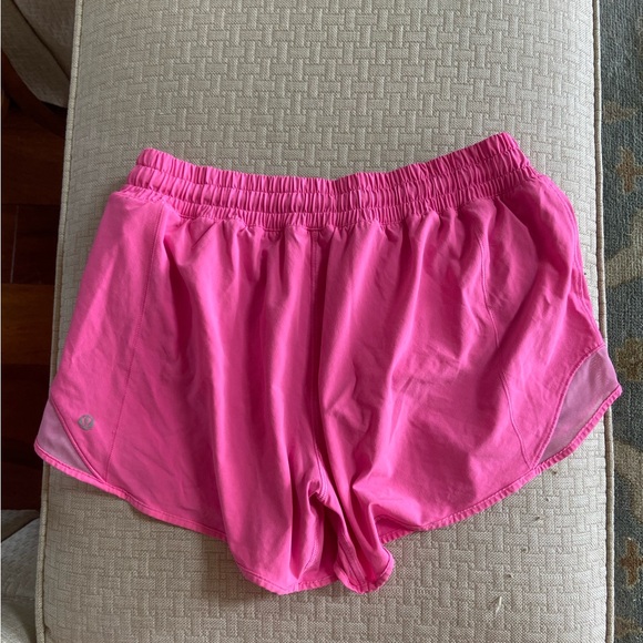 Lululemon Hotty Hot Short 4โ Low Rise - Picture 2 of 3